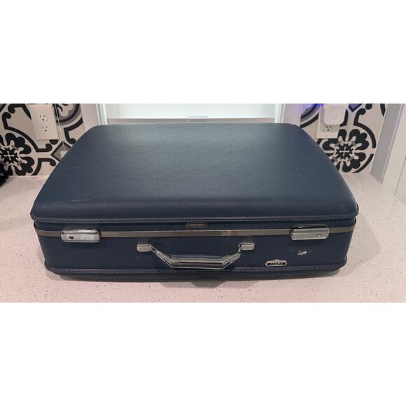 Vintage American Tourister Suitcase with original keys tested and works - Picture 1 of 8